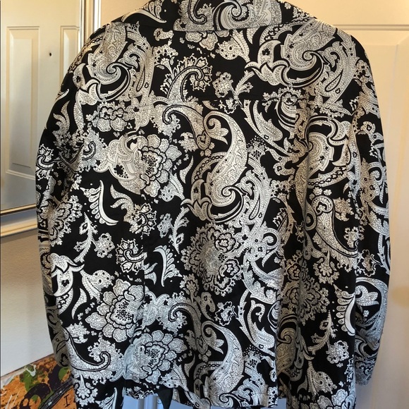 Super cute black and white Paisley top - Picture 3 of 5
